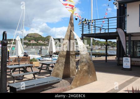 Conwy ist eine ummauerte Marktstadt und Gemeinde im County Conwy an der Nordküste von Wales Stockfoto