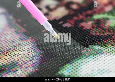 Diamantmalmosaik mit Stift-Nahaufnahme Stockfoto