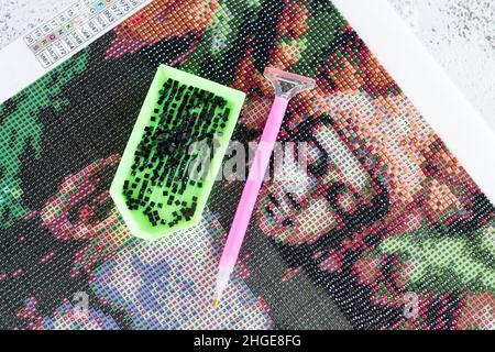 Diamantmalerei, Mosaik oder Puzzle-Werkzeuge. Antistress handgemachtes Hobby Stockfoto