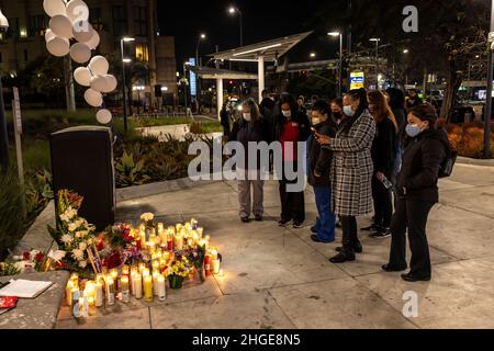 Los Angeles, USA. 19th Januar 2022. Krankenschwestern und Mitarbeiter der NOTAUFNAHME DES LAC USC hielten eine Kerzenlicht-Mahnwache für Krankenschwester Sandra Shells ab. Sandra wurde zufällig von einem Obdachlosen an einer Bushaltestelle im Zentrum VON LA angegriffen. Sie wurde auf den Kopf geschlagen und fiel auf den Bürgersteig und starb dann an ihren Verletzungen im Krankenhaus, in dem sie 38 Jahre lang arbeitete. Der Verdächtige wurde in der Nähe der Bushaltestelle gefunden und von der Polizei verhaftet. 1/19/2021 Los Angeles, CA., USA (Foto: Ted Soqui/SIPA USA) Quelle: SIPA USA/Alamy Live News Stockfoto