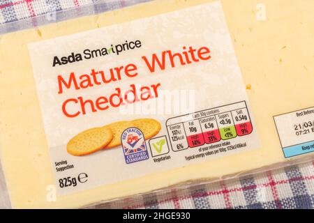 Plastikverpackung von ASDA Budget Eigenmarke Reifen Cheddar Käse mit diätetischen Lebensmittel Label Ampelsystem zeigt Käse Fettgehalt, Salz, etc. Stockfoto