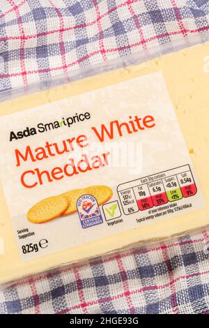 Plastikverpackung von ASDA Budget Eigenmarke Reifen Cheddar Käse mit diätetischen Lebensmittel Label Ampelsystem zeigt Käse Fettgehalt, Salz, etc. Stockfoto