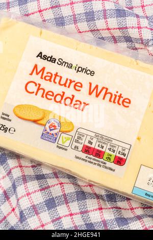 Plastikverpackung von ASDA Budget Eigenmarke Reifen Cheddar Käse mit diätetischen Lebensmittel Label Ampelsystem zeigt Käse Fettgehalt, Salz, etc. Stockfoto