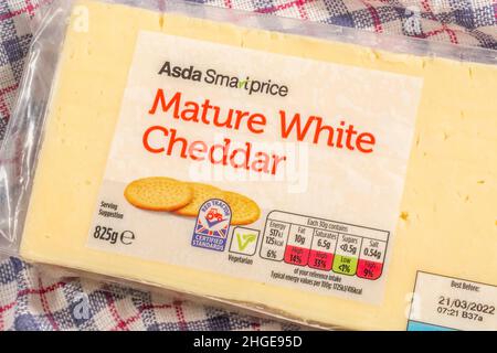 Plastikverpackung von ASDA Budget Eigenmarke Reifen Cheddar Käse mit diätetischen Lebensmittel Label Ampelsystem zeigt Käse Fettgehalt, Salz, etc. Stockfoto