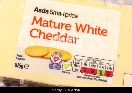 Plastikverpackung von ASDA Budget Eigenmarke Reifen Cheddar Käse mit diätetischen Lebensmittel Label Ampelsystem zeigt Käse Fettgehalt, Salz, etc. Stockfoto