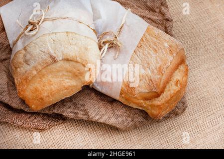Ciabatta Brote auf rustikaler Oberfläche mit Kopierfläche Stockfoto