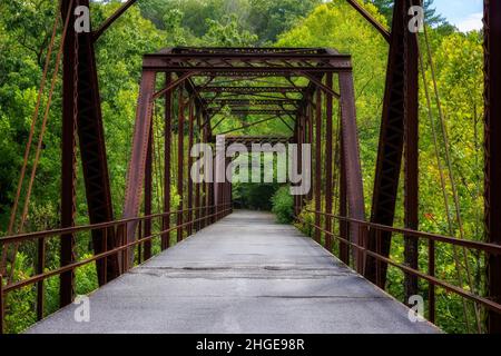 Eine alte Eisenbahnbrücke wurde zu einer Fußgängerbrücke, die einen Fluss im Osten von Tennessee überquerte. Stockfoto