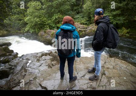 Touristen stehen auf dem Gipfel des skelwith Force Wasserfalls am Fluss brathay in der Nähe von ambleside Lake District, cumbria, england, großbritannien Stockfoto