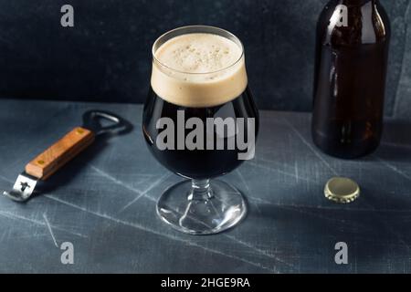 Kaltes, erfrischendes irisches Stout Bier in einem Glas Stockfoto