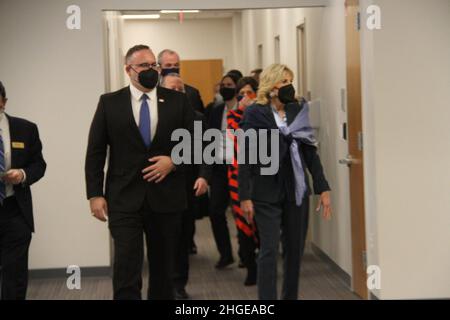 New Jersey, USA. 20th Januar 2022. (INT) Besuch von US First Lady Jill Biden am Bergen College in New Jersey. 20. Januar 2022, New Jersey, USA: Die USA First Lady, Jill Biden und New Jersey Gov. Phil Murphy besucht das Bergen Community College in New Jersey und spricht mit der Presse über neue Ressourcen und Dienstleistungen, die Studenten und ihren Familien im Rahmen des amerikanischen Rettungsplans angeboten werden. Der Bildungsminister Miguel Cardona nimmt ebenfalls an diesem Besuch Teil. Bild: Niyi Fote/Thenews2 (Foto: Niyi Fote/TheNews2/Zumapress) (Bild: © Niyi Fote/TheNEWS2 via ZUMA Press Wire) Stockfoto