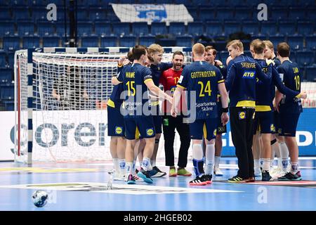 Bratislava, Slowakei. 20th Januar 2022. Handball, Europameisterschaft, Hauptrunde, Gruppe 2, Matchday 1, Russland - Schweden: Schwedens Mannschaft mit Torwart Andreas Palicka (5th v.l.) und Jim Gottfridsson (6th v.l.) stehen nach dem Sieg zusammen. Quelle: Marijan Murat/dpa/Alamy Live News Stockfoto