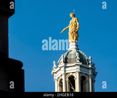 Blick auf die goldene Statue, die Fame darstellt, auf der zentralen achteckigen Kuppel der Bank of Scotland, The Mound, Edinburgh. Stockfoto