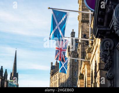 Die Flaggen Union Jack und Scottish Saltyre hängen vor den Edinburgh City Chambers auf der High Street in Edinburgh. Stockfoto