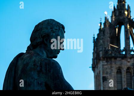 David Hume Statue befindet sich auf der Royal Mile, Edinburgh. Hume war ein schottischer Philosoph der Aufklärung, Historiker, Ökonom, Bibliothekar und Essayist. Stockfoto