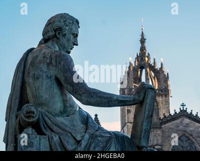 David Hume Statue befindet sich auf der Royal Mile, Edinburgh. Hume war ein schottischer Philosoph der Aufklärung, Historiker, Ökonom, Bibliothekar und Essayist. Stockfoto