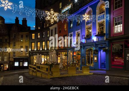 Edinburgh, Großbritannien - 4th. Januar 2022: Die Victoria Street befindet sich im hübschen Teil der Altstadt von Edinburgh mit einem langen Streifen farbenfroher Schaufenster und Restaurants Stockfoto