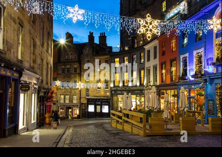 Edinburgh, Großbritannien - 4th. Januar 2022: Die Victoria Street befindet sich im hübschen Teil der Altstadt von Edinburgh mit einem langen Streifen farbenfroher Schaufenster und Restaurants Stockfoto