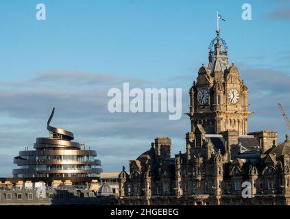 Blick auf die Skyline von Edinburgh mit dem neuen St James Centre Hotel und dem Balmoral Hotel Uhrenturm auf der rechten Seite. Stockfoto