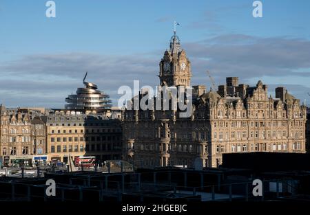 Blick auf die Skyline von Edinburgh mit dem neuen St James Centre Hotel und dem Balmoral Hotel und dem Uhrenturm auf der rechten Seite. Stockfoto