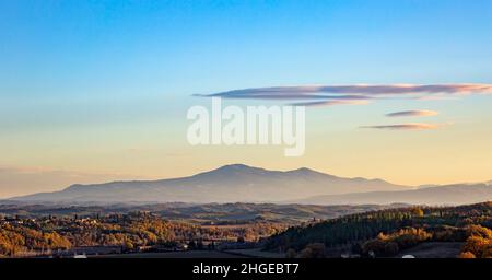 Eine ruhige, verträumte Landschaft der Crete Senesi und des Val D'Orcia-Tals von den Hügeln des Chianti Classico an einem sonnigen Wintertag. Stockfoto