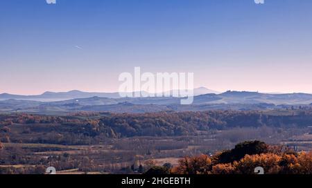 Eine serene Landschaft der Crete Senesi und des Val D'Orcia-Tals von den hügeln des chianti classico an einem sonnigen Wintertag. Stockfoto