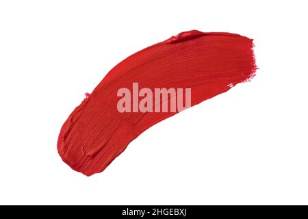 Abstrakter roter Abstrich von mattem Lippenstift, isoliert auf weißem Hintergrund. Stockfoto