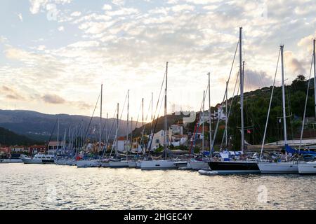 Agia Efimia, Insel Cefalonia, Griechenland - Juli 12 2019: Weiße Yachten ankern in einer Bucht der Insel Cefalonia, Griechenland Stockfoto