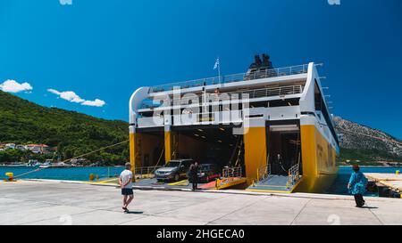 Poros, Insel Cefalonia, Griechenland - Juli 17 2019: Ausschiffung von Autos und Passagieren von der Fähre der Levante Ferries Group, die im Hafen von Poros angedockt ist. Heller Sommertag, Reisekonzept Stockfoto