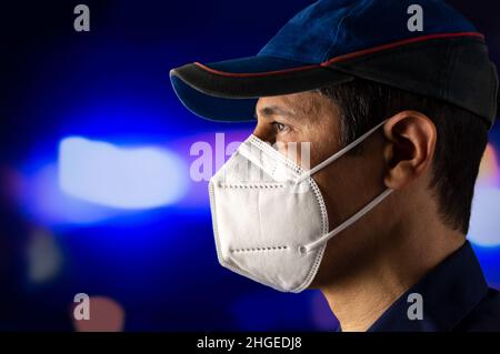 Nahaufnahme eines Polizisten, der eine Maske trägt und vor dem Covid19-Problem geschützt ist Stockfoto