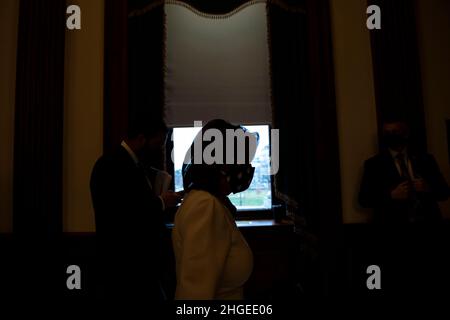 Washington, USA. 20th Januar 2022. Die Sprecherin des Repräsentantenhauses der Vereinigten Staaten, Nancy Pelosi (Demokratin von Kalifornien), verlässt ihre wöchentliche Pressekonferenz am Donnerstag, den 20. Januar 2022, im US-Kapitol in Washington, DC. (Kredit: Rod Lampey/Pool/Sipa USA) Kredit: SIPA USA/Alamy Live News Stockfoto