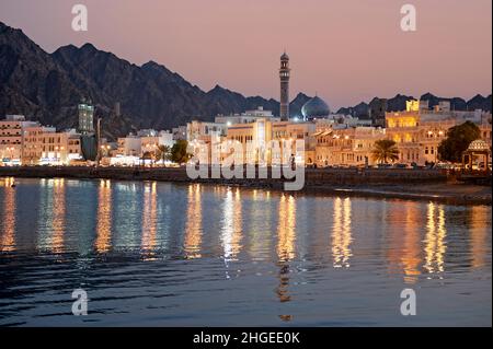 Oman. Muskat. Stadtbild bei Sonnenuntergang Stockfoto