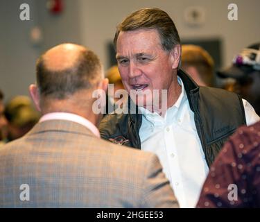 Woodstock, Georgia, USA. 19th Januar 2022. DAVID PERDUE, der von Trump unterstützte Kandidat für das Amt des Gouverneurs von Georgien, tritt bei einer Kundgebung zur Unterstützung der Verabschiedung des Senatsgesetzes 319, des „'Georgia Constitutional Carry Act''“, mit einem Gastauftritt auf. Das vom Senator des Bundesstaates Jason Anavitarte mitverfasste Gesetz würde die Genehmigungsanforderungen für das Tragen von Waffen in der Öffentlichkeit aufheben.(Bildquelle: © Brian Cahn/ZUMA Press Wire) Stockfoto