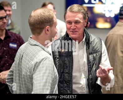 Woodstock, Georgia, USA. 19th Januar 2022. DAVID PERDUE, der von Trump unterstützte Kandidat für das Amt des Gouverneurs von Georgien, tritt bei einer Kundgebung zur Unterstützung der Verabschiedung des Senatsgesetzes 319, des „'Georgia Constitutional Carry Act''“, mit einem Gastauftritt auf. Das vom Senator des Bundesstaates Jason Anavitarte mitverfasste Gesetz würde die Genehmigungsanforderungen für das Tragen von Waffen in der Öffentlichkeit aufheben.(Bildquelle: © Brian Cahn/ZUMA Press Wire) Stockfoto