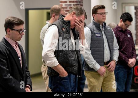 Woodstock, Georgia, USA. 19th Januar 2022. DAVID PERDUE, der von Trump unterstützte Kandidat für das Amt des Gouverneurs von Georgien, tritt bei einer Kundgebung zur Unterstützung der Verabschiedung des Senatsgesetzes 319, des „'Georgia Constitutional Carry Act''“, mit einem Gastauftritt auf. Das vom Senator des Bundesstaates Jason Anavitarte mitverfasste Gesetz würde die Genehmigungsanforderungen für das Tragen von Waffen in der Öffentlichkeit aufheben.(Bildquelle: © Brian Cahn/ZUMA Press Wire) Stockfoto