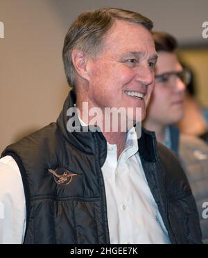 Woodstock, Georgia, USA. 19th Januar 2022. DAVID PERDUE, der von Trump unterstützte Kandidat für das Amt des Gouverneurs von Georgien, tritt bei einer Kundgebung zur Unterstützung der Verabschiedung des Senatsgesetzes 319, des „'Georgia Constitutional Carry Act''“, mit einem Gastauftritt auf. Das vom Senator des Bundesstaates Jason Anavitarte mitverfasste Gesetz würde die Genehmigungsanforderungen für das Tragen von Waffen in der Öffentlichkeit aufheben.(Bildquelle: © Brian Cahn/ZUMA Press Wire) Stockfoto