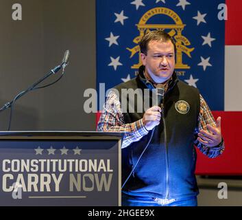 Woodstock, Georgia, USA. 19th Januar 2022. Der Senator des Bundesstaates Georgien, JASON ANAVITARTE, spricht bei einer Kundgebung zur Unterstützung der Verabschiedung des Senatsgesetzes 319, des „Georgia Constitutional Carry Act“. Das von Anavitarte mitverfasste Gesetz würde die Genehmigungsanforderungen für das Tragen von Waffen in der Öffentlichkeit aufheben. (Bild: © Brian Cahn/ZUMA Press Wire) Stockfoto