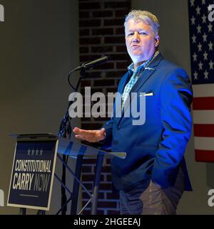 Woodstock, Georgia, USA. 19th Januar 2022. DUDLEY BROWN, Präsident der National Association for Gun Rights, spricht während einer Kundgebung zur Unterstützung der Verabschiedung des Senatsgesetzes 319, des „Georgia Constitutional Carry Act“. Das vom Senator des Bundesstaates Jason Anavitarte mitverfasste Gesetz würde die Genehmigungsanforderungen für das Tragen von Waffen in der Öffentlichkeit aufheben.(Bildquelle: © Brian Cahn/ZUMA Press Wire) Stockfoto