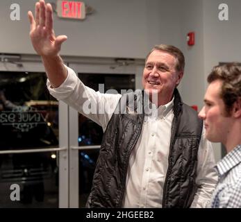 Woodstock, Georgia, USA. 19th Januar 2022. DAVID PERDUE, der von Trump unterstützte Kandidat für das Amt des Gouverneurs von Georgien, tritt bei einer Kundgebung zur Unterstützung der Verabschiedung des Senatsgesetzes 319, des „'Georgia Constitutional Carry Act''“, mit einem Gastauftritt auf. Das vom Senator des Bundesstaates Jason Anavitarte mitverfasste Gesetz würde die Genehmigungsanforderungen für das Tragen von Waffen in der Öffentlichkeit aufheben.(Bildquelle: © Brian Cahn/ZUMA Press Wire) Stockfoto