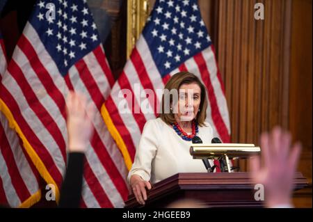 Washington, USA. 20th Januar 2022. Die Sprecherin des Repräsentantenhauses der Vereinigten Staaten, Nancy Pelosi (Demokratin von Kalifornien), hält während ihrer wöchentlichen Pressekonferenz am Donnerstag, dem 20. Januar 2022, im US-Kapitol in Washington, DC, eine Rede. (Kredit: Rod Lampey/Pool/Sipa USA) Kredit: SIPA USA/Alamy Live News Stockfoto