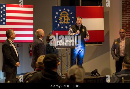 Woodstock, Georgia, USA. 19th Januar 2022. Der Senator des Bundesstaates Georgien, JASON ANAVITARTE, spricht bei einer Kundgebung zur Unterstützung der Verabschiedung des Senatsgesetzes 319, des „Georgia Constitutional Carry Act“. Das von Anavitarte mitverfasste Gesetz würde die Genehmigungsanforderungen für das Tragen von Waffen in der Öffentlichkeit aufheben. (Bild: © Brian Cahn/ZUMA Press Wire) Stockfoto