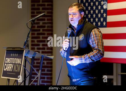 Woodstock, Georgia, USA. 19th Januar 2022. Der Senator des Bundesstaates Georgien, JASON ANAVITARTE, spricht bei einer Kundgebung zur Unterstützung der Verabschiedung des Senatsgesetzes 319, des „Georgia Constitutional Carry Act“. Das von Anavitarte mitverfasste Gesetz würde die Genehmigungsanforderungen für das Tragen von Waffen in der Öffentlichkeit aufheben. (Bild: © Brian Cahn/ZUMA Press Wire) Stockfoto