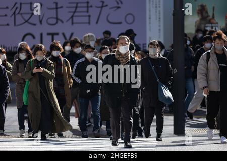 Tokio, Japan. 13th Januar 2022. Fußgänger mit Gesichtsmasken als Vorsichtsmaßnahme gegen die Ausbreitung von covid-19 gehen über Shibuya Crossing während der Mittagszeit. (Bild: © Stanislav Kogiku/SOPA Images via ZUMA Press Wire) Stockfoto