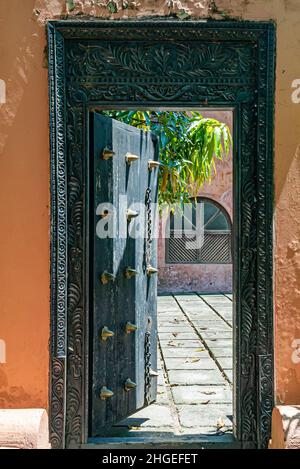 Holztür in antikem indischem Stil auf Sansibar Stockfoto