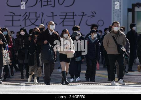 Tokio, Japan. 13th Januar 2022. Fußgänger mit Gesichtsmasken als Vorsichtsmaßnahme gegen die Ausbreitung von covid-19 gehen über Shibuya Crossing während der Mittagszeit. (Bild: © Stanislav Kogiku/SOPA Images via ZUMA Press Wire) Stockfoto