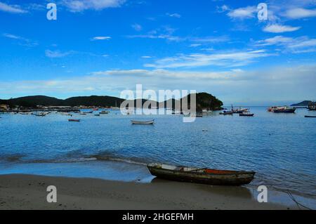 Fischerboot am Strand von Armação de Buzios, Buzios, Rio de Janeiro, Brasilien Stockfoto