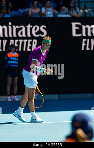 Melbourne, Australien. 17th Januar 2022. Rafael Nadal blickt vor seinem Aufschlag gegen Marcus Giron auf die Kamera während der Australian Open 2022 Round 1 des Grand Slam in der Rod Laver Arena im Melbourne Olympic Park (Endstand Nadal gewinnt in 3 Sätzen 6:1, 6:4, 6:2). (Foto: Alexander Bogatirev/SOPA Images/Sipa USA) Quelle: SIPA USA/Alamy Live News Stockfoto