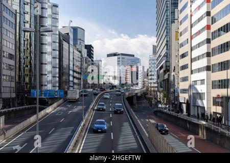 Tokio, Japan. 13th Januar 2022. Autos fahren in Shibuya auf Tokyos Hochgeschwindigkeitsstraße Nr. 3. (Bild: © Stanislav Kogiku/SOPA Images via ZUMA Press Wire) Stockfoto