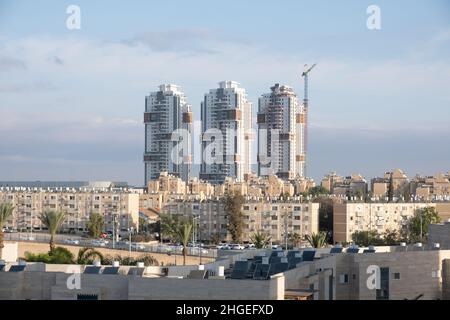 Eine Menge Solar Water Heater auf gefliestem Dach. Verschiedene Generationen von Gebäuden Architektur in Beer Sheba, Israel. Stockfoto