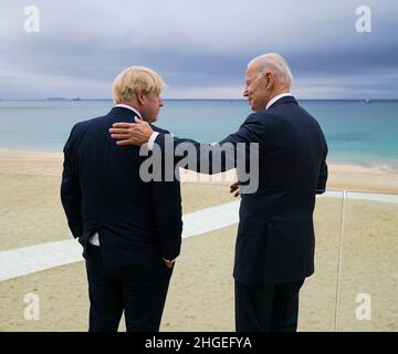 Präsident Joe Biden spricht mit Premierminister Boris Johnson während eines Spaziergangs vor dem Gipfel G7 im Carbis Bay Hotel, Cornwall, England, Großbritannien Stockfoto