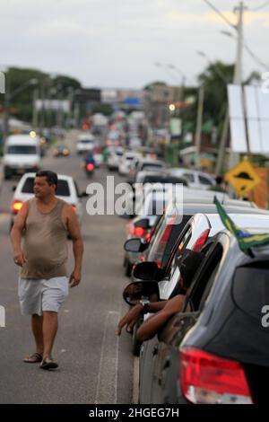 itaparica, bahia, brasilien - 24. juni 2014: Fahrzeuge standen Schlange, um das Fährschiffsystem auf der Insel Itaparica zu erreichen und nach Salvador zu fahren. Stockfoto